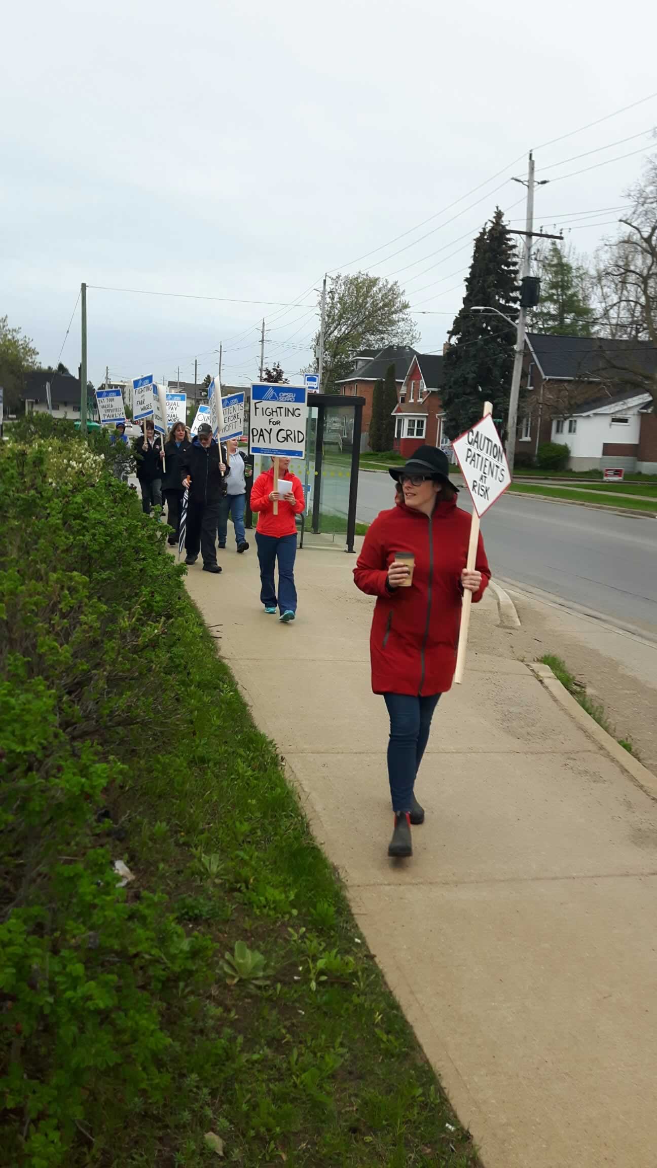 OPSEU/SEFPO members holding signs