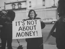 Member holding sign 'Ce n'est pas une question d'argent !'